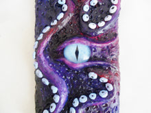Lade das Bild in den Galerie-Viewer, The Kraken Case 3D Monster Phone Eye Sculpt Custom Heels Abyss Sea Mythical cover tentacles octopus squid IPhone Samsung Apple sony xperia