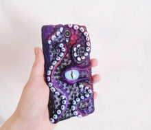 Lade das Bild in den Galerie-Viewer, The Kraken Case 3D Monster Phone Eye Sculpt Custom Heels Abyss Sea Mythical cover tentacles octopus squid IPhone Samsung Apple sony xperia