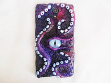 Lade das Bild in den Galerie-Viewer, The Kraken Case 3D Monster Phone Eye Sculpt Custom Heels Abyss Sea Mythical cover tentacles octopus squid IPhone Samsung Apple sony xperia