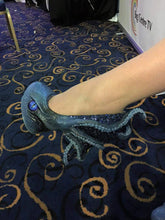 Carica l'immagine nel visualizzatore di Gallery, The Kraken Heels Custom Hand Sculpt Paint Black Blue Shoe Size 3 4 5 6 7 8 High Wedge Sea Abyss Creature Monster Mythical Octopus Squid