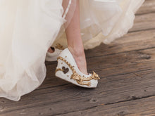 Carica l'immagine nel visualizzatore di Gallery, Dragon Eros Heels Gold Silver Heart Spikes Custom Sculpt Shoe Kraken heel Size 3 4 5 6 7 8 Wedge Fantasy Mythical Bridal Wedding Alternative