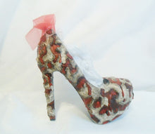 Cargar imagen en el visor de la galería, Zombie Flesh Custom Hand Sculpt Paint Red Ribbon Black Skin Shoe Size 3 4 5 6 7 8 Kraken High Heel Platform Blood Gore goth gothic fashion