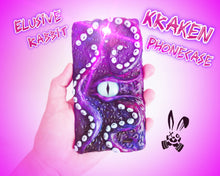 Lade das Bild in den Galerie-Viewer, The Kraken Case 3D Monster Phone Eye Sculpt Custom Heels Abyss Sea Mythical cover tentacles octopus squid IPhone Samsung Apple sony xperia
