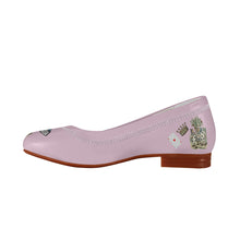 Cargar imagen en el visor de la galería, Baby Pink Vintage Alice in Wonderland Flats
