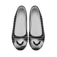 Cargar imagen en el visor de la galería, Striped Black &amp; White Bat Flats
