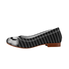 Cargar imagen en el visor de la galería, Striped Black &amp; White Bat Flats
