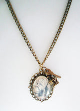 Lade das Bild in den Galerie-Viewer, John Tenniel&#39;s Classic 1865 Vintage Alice in Wonderland Lace Custom Necklace Hand Bronze Adjustable Jewellery Pendant Brooch Antique Glass
