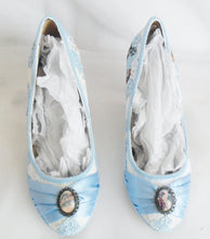 Cargar imagen en el visor de la galería, John Tenniel&#39;s Classic 1865 Alice In Wonderland Lace Fabric Custom Heel Ribbon Blue Shoe Size 3 4 5 6 7 8 Wedding Bridal Women 3&quot; Kitten Low
