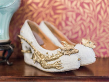 Lade das Bild in den Galerie-Viewer, Dragon Eros Heels Gold Silver Heart Spikes Custom Sculpt Shoe Kraken heel Size 3 4 5 6 7 8 Wedge Fantasy Mythical Bridal Wedding Alternative
