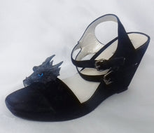 Lade das Bild in den Galerie-Viewer, Dragon Shoe Clips Head Custom Hand Sculpt Paint Black Multicolour Adjustable Mens Womens Unisex Jewelry Goth Gothic rockabilly Trainers
