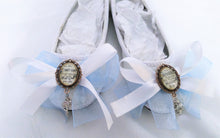 Charger l&#39;image dans la galerie, Alice in Wonderland White Silver Charm Blue Lace Custom Dolly Ribbon Shoe Flat Wedding Bridal Vintage Brooch Size 3 4 5 6 7 8 Wedge Heel
