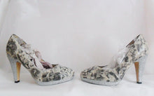 Cargar imagen en el visor de la galería, John Tenniels Classic 1865 Vintage Colour Alice In Wonderland Decoupage Custom Women Glitter Shoe Heel Black White Size 3 4 5 6 7 8 Platform
