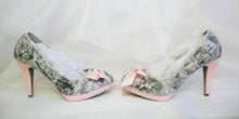 Carica l&#39;immagine nel visualizzatore di Gallery, John Tenniels Classic 1865 Vintage Colour Alice In Wonderland Decoupage Custom Women Glitter Shoe Heel Black White Size 3 4 5 6 7 8 Platform
