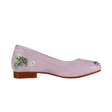 Cargar imagen en el visor de la galería, Baby Pink Vintage Alice in Wonderland Flats
